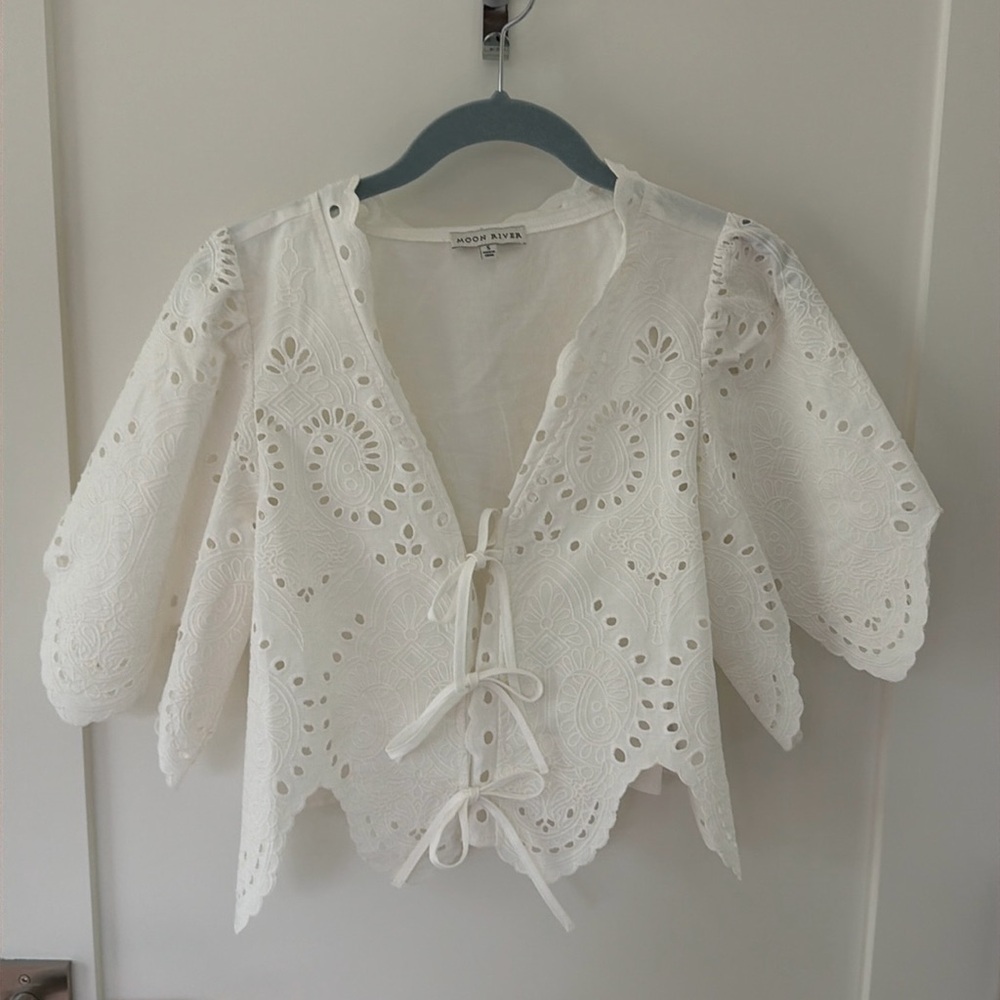 NWOT moon river white front tie eyelet top size s